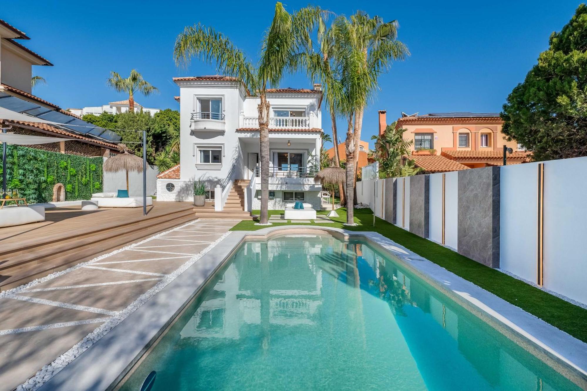Vacation Marbella: Sunny Camelia Villa with Heated Pool and Cinema Benalmadena Exterior photo
